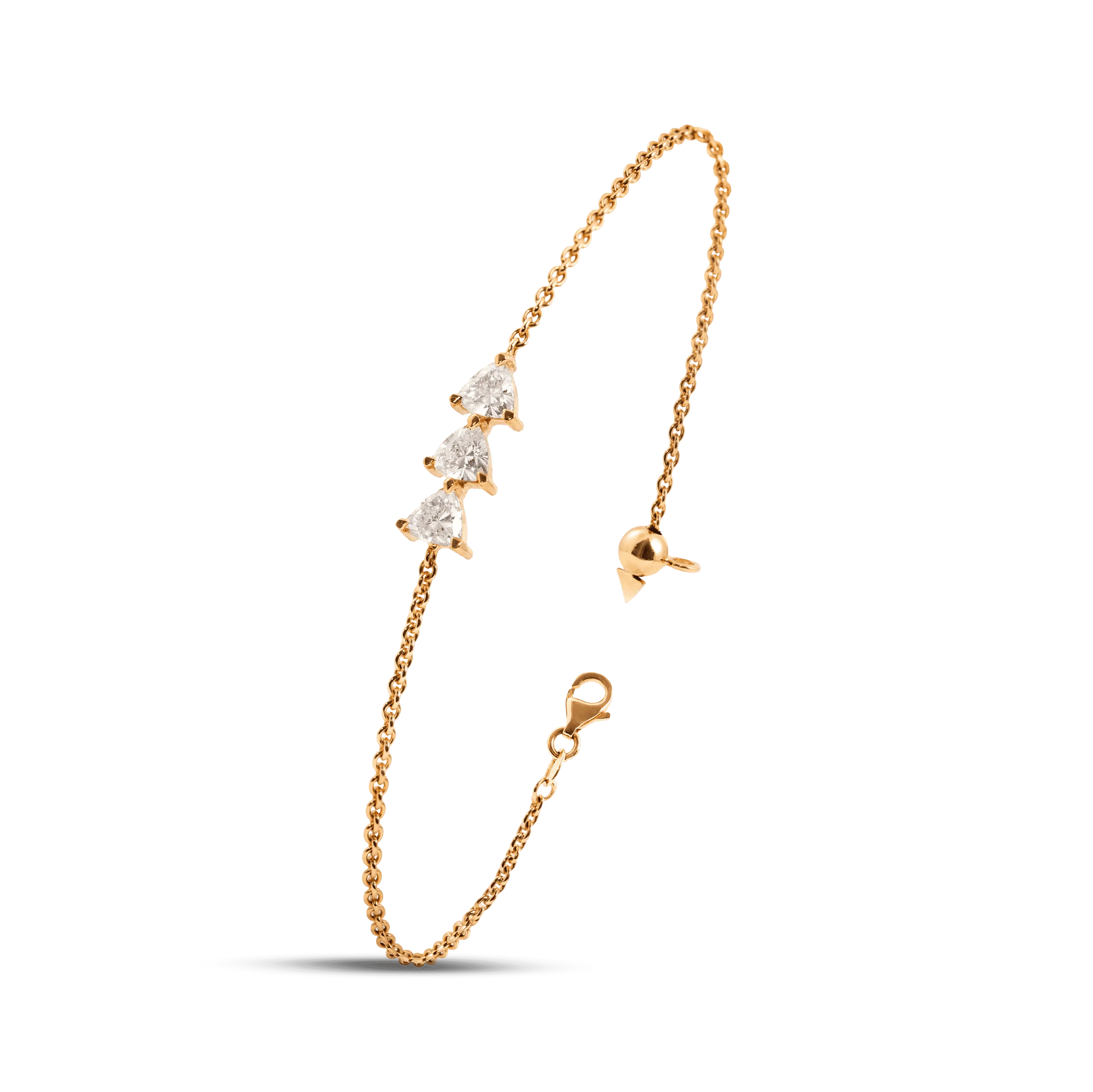 A single-chain gold bracelet featuring three triangle diamond cuts in yellow gold.