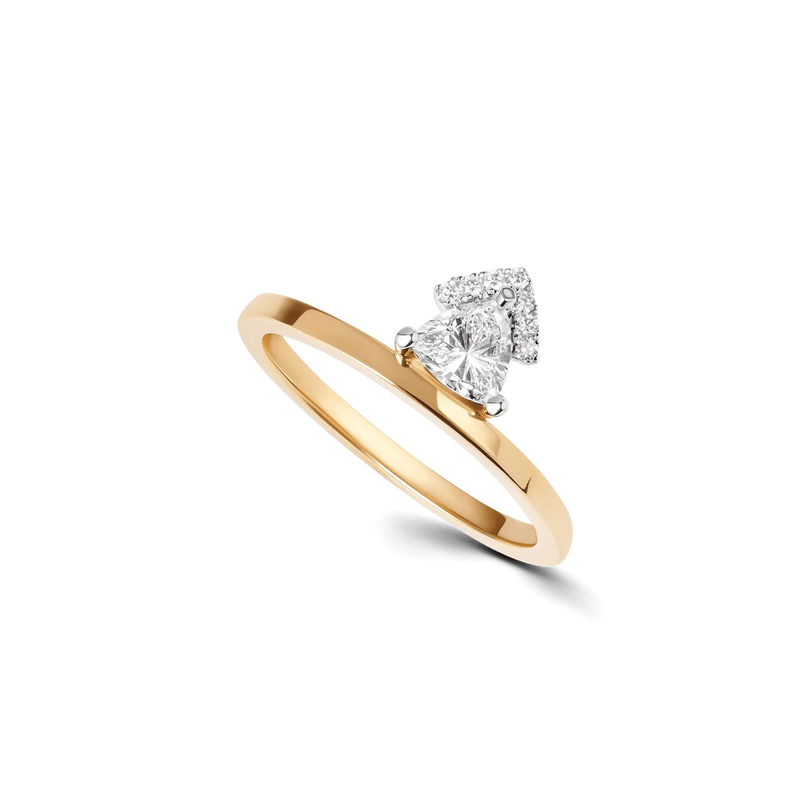 Victoria Gold ring in yellow gold, featuring a sleek single band and a 0.45ct lab-grown triangle-cut diamond.
