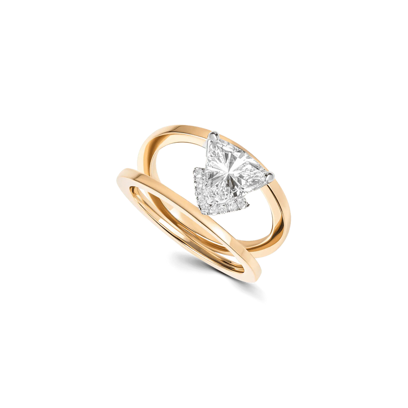Victoria Grand ring in yellow gold, featuring a 1.5-carat triangle-cut diamond on a sleek double-band unset design.